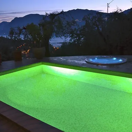 Red House Conditioned Whit Pool Enchanting View Apartment