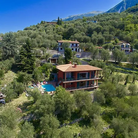 Red House Conditioned Whit Pool Enchanting View Lägenhet Malcesine