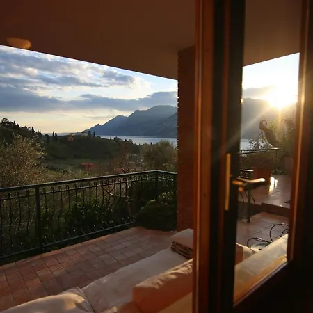 Red House Conditioned Whit Pool Enchanting View