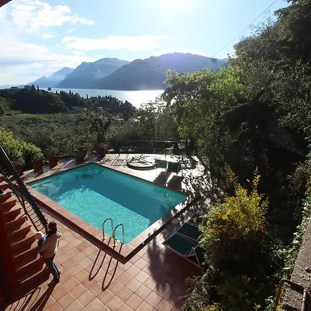 Red House Conditioned Whit Pool Enchanting View Malcesine