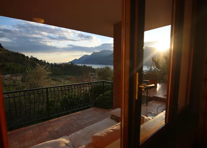 Red House Conditioned Whit Pool Enchanting View