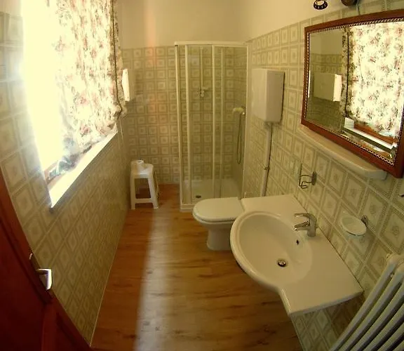 Red House Conditioned Whit Pool Enchanting View Malcesine