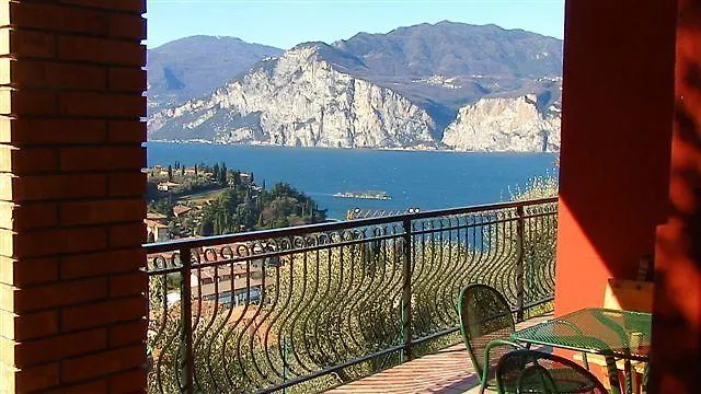 Red House Conditioned Whit Pool Enchanting View