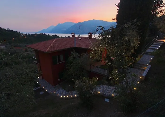 Red House Conditioned Whit Pool Enchanting View Malcesine