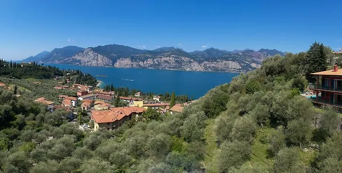 Red House Conditioned Whit Pool Enchanting View Malcesine
