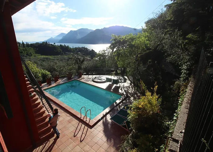 Red House Conditioned Whit Pool Enchanting View Malcesine