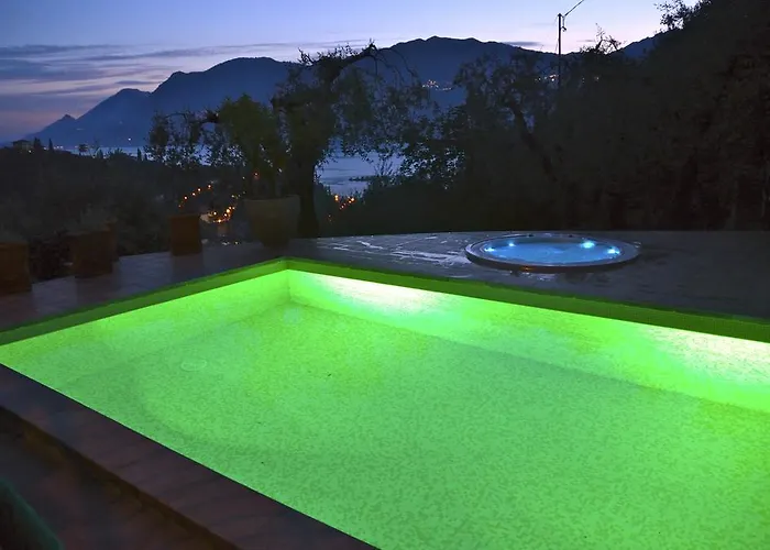 Red House Conditioned Whit Pool Enchanting View Apartmán