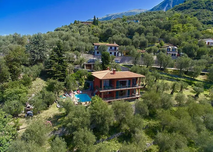 Red House Conditioned Whit Pool Enchanting View Apartmán Malcesine